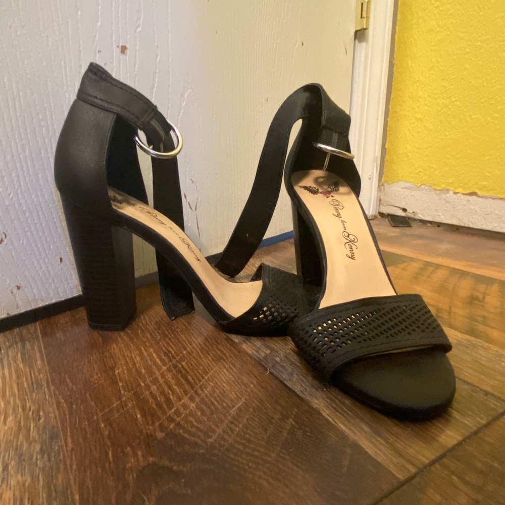 💜5/$15💜 womens 6.5 black heels gently used